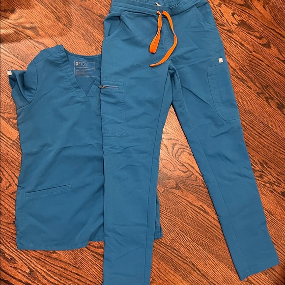 Alps Blue FIGS scrubs  set - Picture 2 of 7